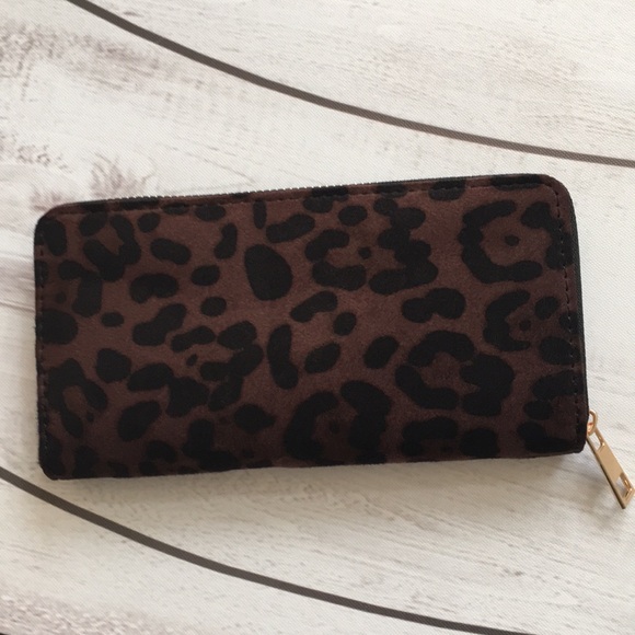 🎉HPx2🎉-Gorgeous Ultra Suede Leopard Print Wallet - Picture 2 of 7